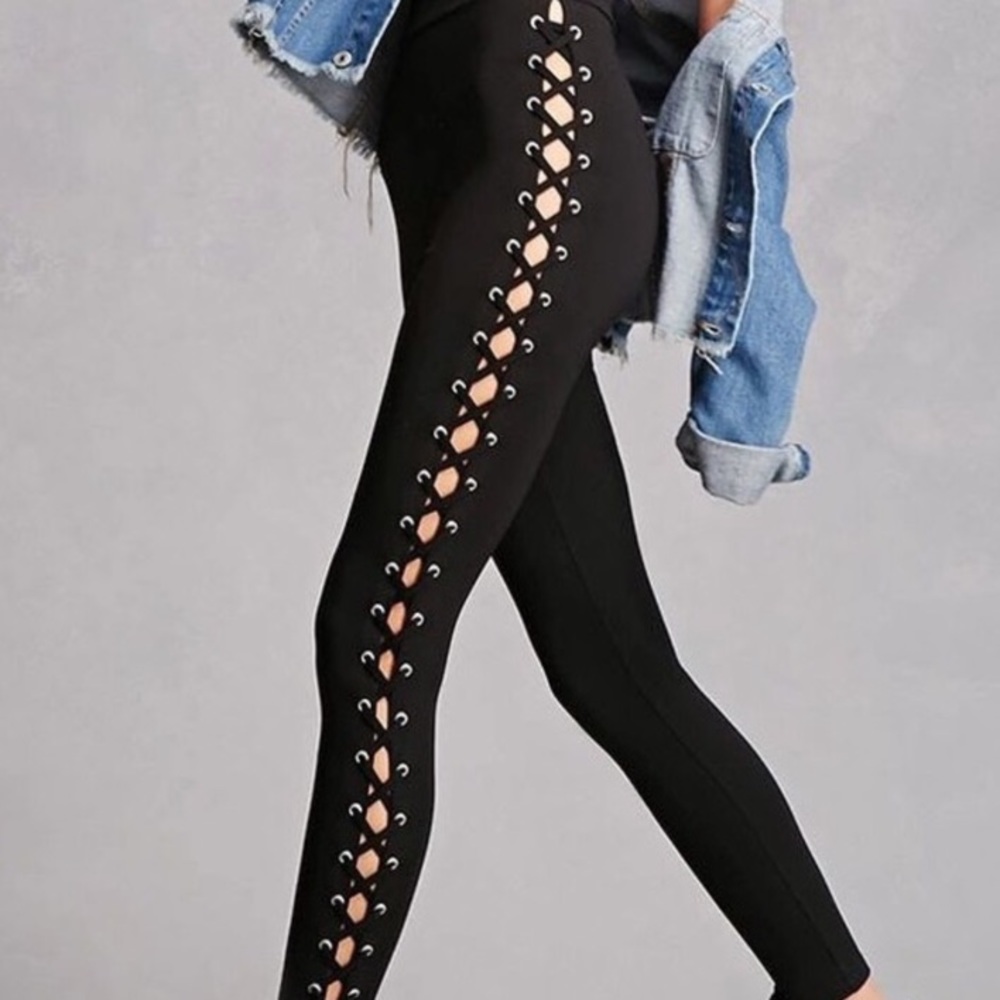 3/$30 🌺 Laced Up Pants - Size Small